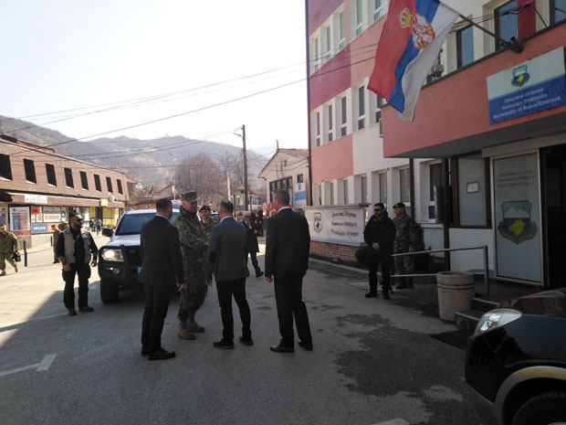 Састанак градоначелника Штрпца Николића и министра Јевтића са адмиралом Фогом и командантом КФОР-а 